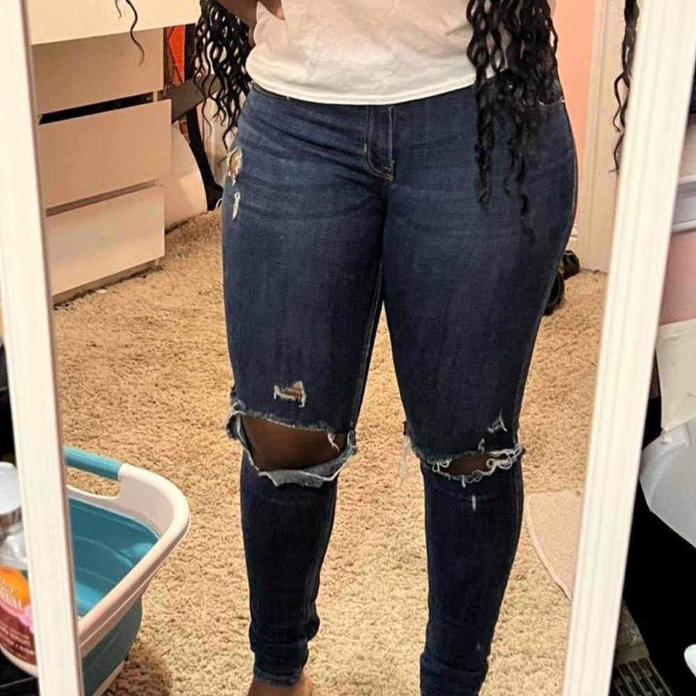Very cute ripped denim blue jeans 
#americaneagle #distressed #tightjeans